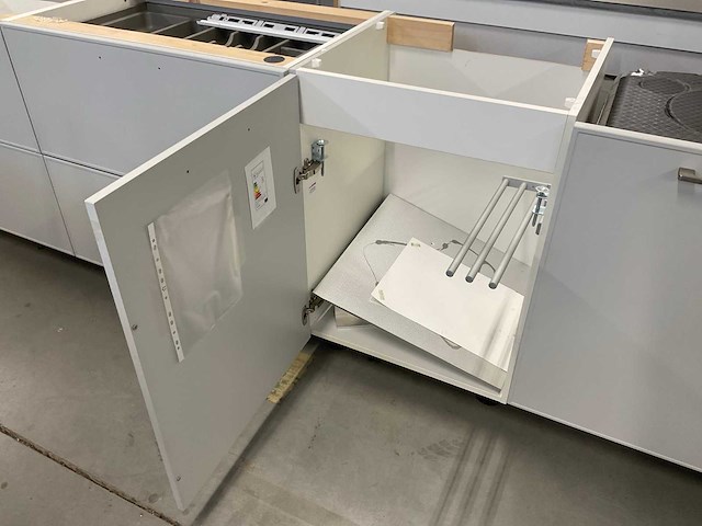 Rechtopgestelde showroomkeuken zonder werkblad - afbeelding 11 van  13