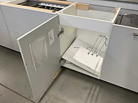 Rechtopgestelde showroomkeuken zonder werkblad - afbeelding 11 van  13