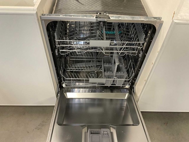 Rechtopgestelde showroomkeuken zonder werkblad - afbeelding 12 van  13