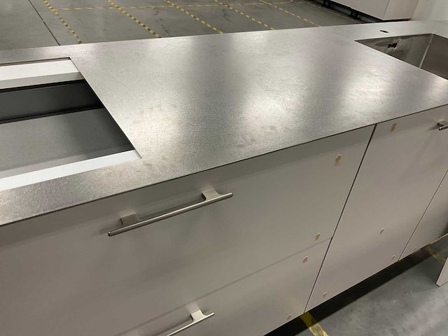 Rechtopgestelde showroomkeuken - afbeelding 8 van  16