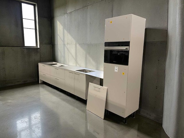 Rechtopgestelde showroomkeuken - afbeelding 9 van  16