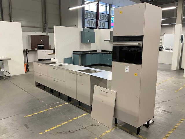 Rechtopgestelde showroomkeuken - afbeelding 11 van  16