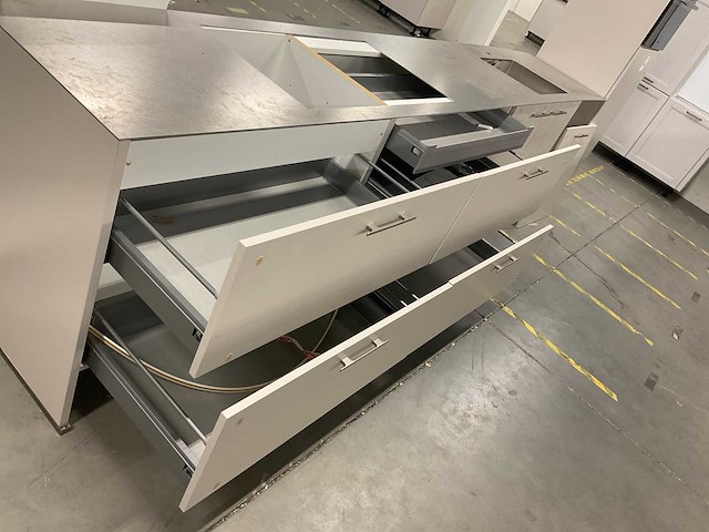 Rechtopgestelde showroomkeuken - afbeelding 13 van  16