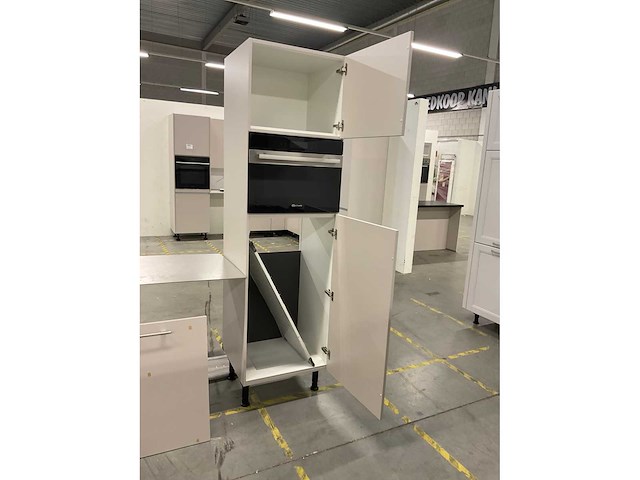 Rechtopgestelde showroomkeuken - afbeelding 15 van  16