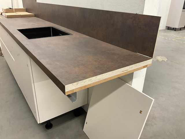 Rechtopgestelde showroomkeuken - afbeelding 9 van  17