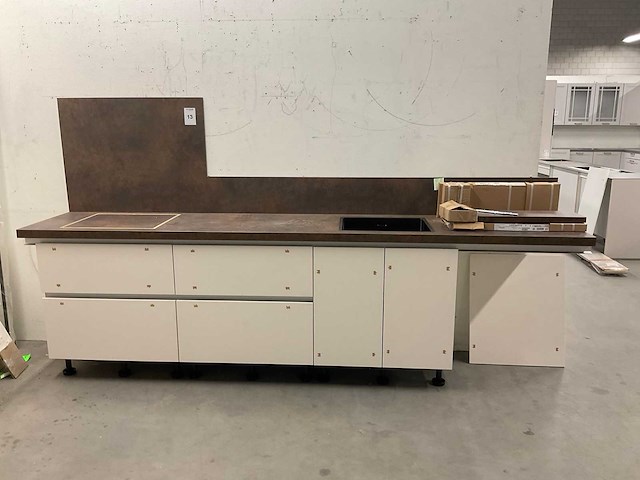 Rechtopgestelde showroomkeuken - afbeelding 11 van  17