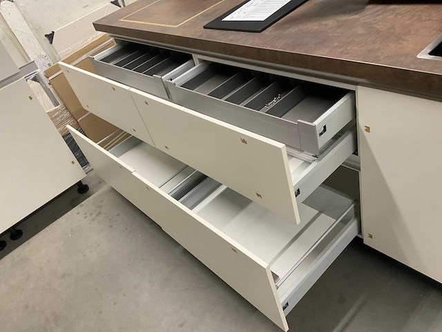 Rechtopgestelde showroomkeuken - afbeelding 15 van  17