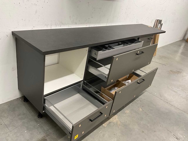 Rechtopgestelde showroomkeuken - afbeelding 4 van  10