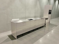 Rechtopgestelde showroomkeuken