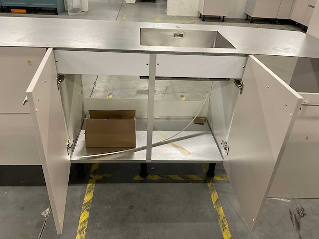 Rechtopgestelde showroomkeuken - afbeelding 14 van  16