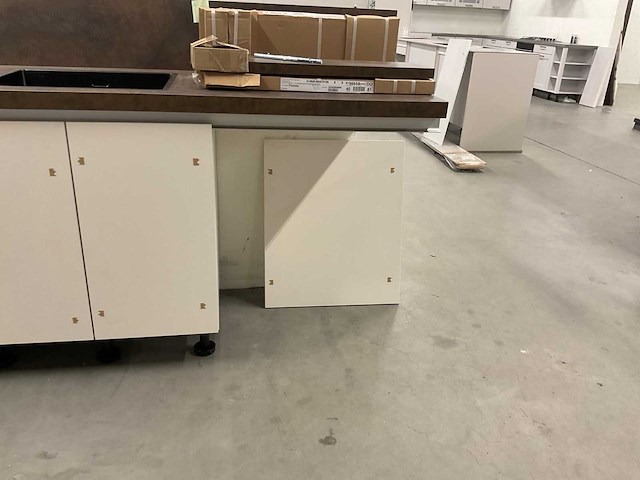 Rechtopgestelde showroomkeuken - afbeelding 12 van  17