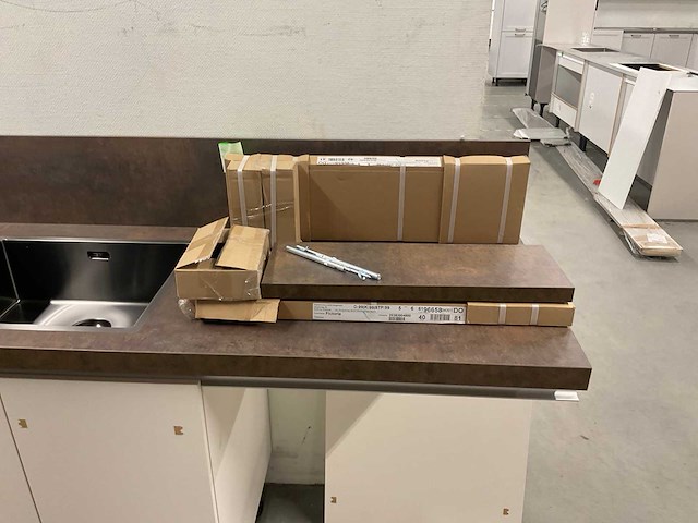 Rechtopgestelde showroomkeuken - afbeelding 13 van  17