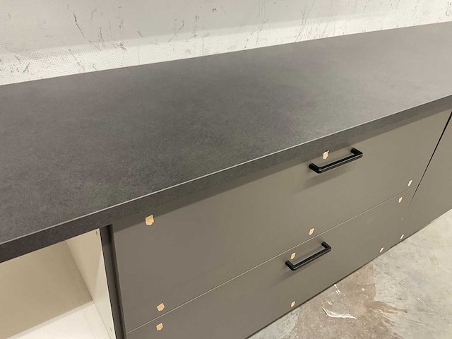 Rechtopgestelde showroomkeuken - afbeelding 2 van  10