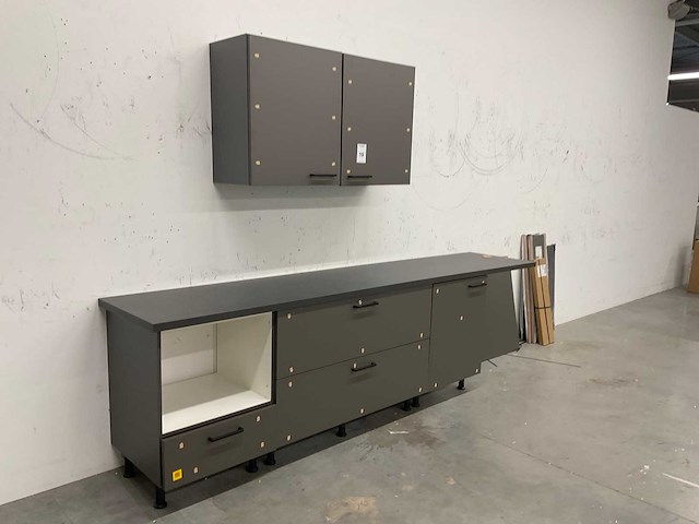 Rechtopgestelde showroomkeuken - afbeelding 3 van  10