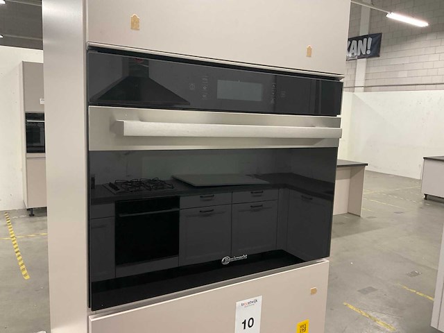 Rechtopgestelde showroomkeuken - afbeelding 2 van  16