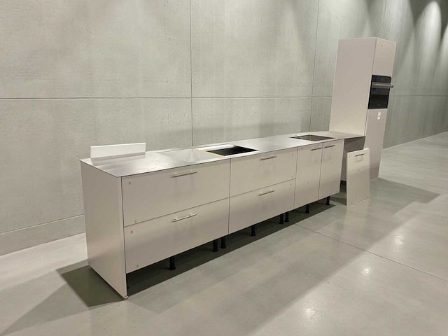 Rechtopgestelde showroomkeuken - afbeelding 1 van  16