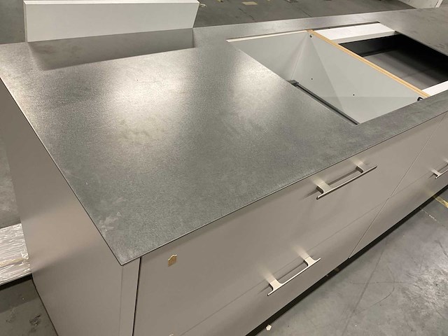 Rechtopgestelde showroomkeuken - afbeelding 16 van  16