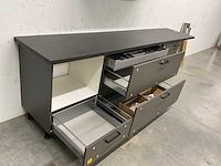 Rechtopgestelde showroomkeuken - afbeelding 4 van  10