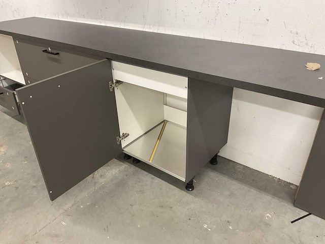 Rechtopgestelde showroomkeuken - afbeelding 5 van  10