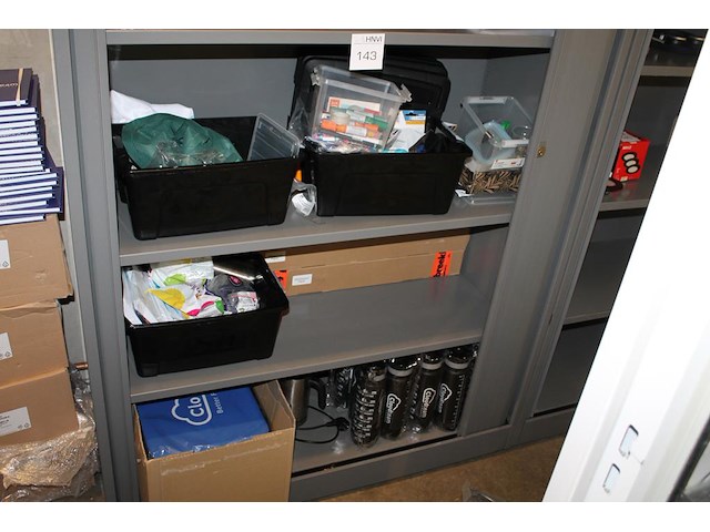 Reclame- en kantoormaterialen in kast c133 w.o. schrijfgerei, bidons, laptoptassen, etc. - afbeelding 1 van  4