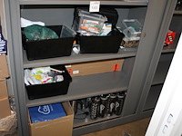 Reclame- en kantoormaterialen in kast c133 w.o. schrijfgerei, bidons, laptoptassen, etc. - afbeelding 1 van  4