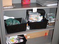 Reclame- en kantoormaterialen in kast c133 w.o. schrijfgerei, bidons, laptoptassen, etc. - afbeelding 2 van  4
