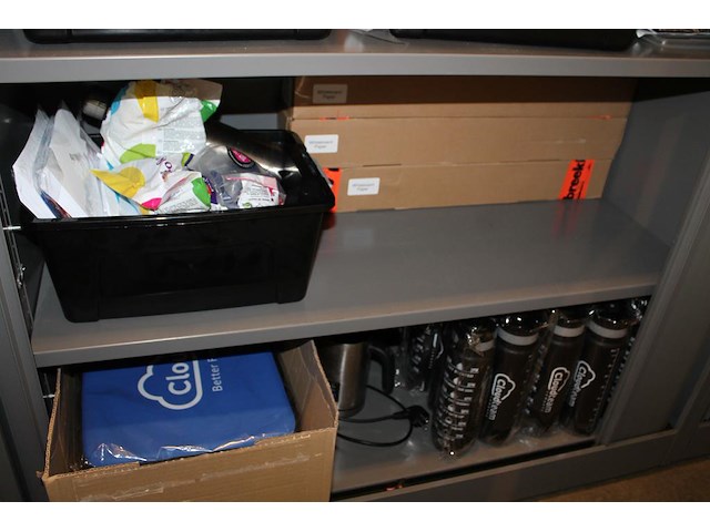 Reclame- en kantoormaterialen in kast c133 w.o. schrijfgerei, bidons, laptoptassen, etc. - afbeelding 3 van  4