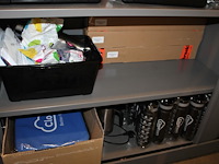 Reclame- en kantoormaterialen in kast c133 w.o. schrijfgerei, bidons, laptoptassen, etc. - afbeelding 3 van  4