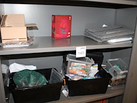 Reclame- en kantoormaterialen in kast c133 w.o. schrijfgerei, bidons, laptoptassen, etc. - afbeelding 4 van  4