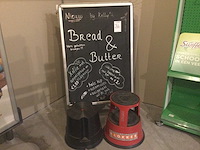 Reclamebord en 2 olifantenpoten - afbeelding 1 van  2