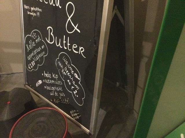 Reclamebord en 2 olifantenpoten - afbeelding 2 van  2