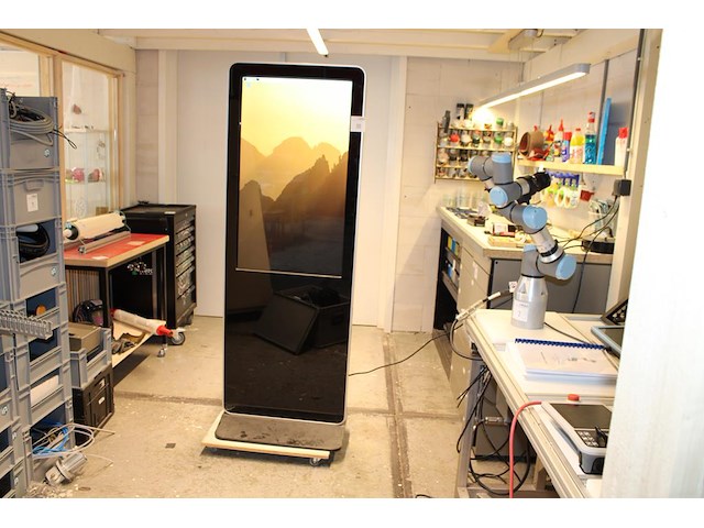 Reclamestatief met led-scherm voorzien van touchscreen 53 x 93 cm. afmeting statief breedte 66 cm en hoogte... - afbeelding 1 van  3