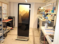 Reclamestatief met led-scherm voorzien van touchscreen 53 x 93 cm. afmeting statief breedte 66 cm en hoogte... - afbeelding 1 van  3