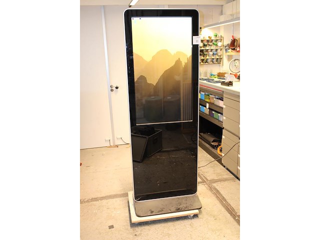 Reclamestatief met led-scherm voorzien van touchscreen 53 x 93 cm. afmeting statief breedte 66 cm en hoogte... - afbeelding 2 van  3