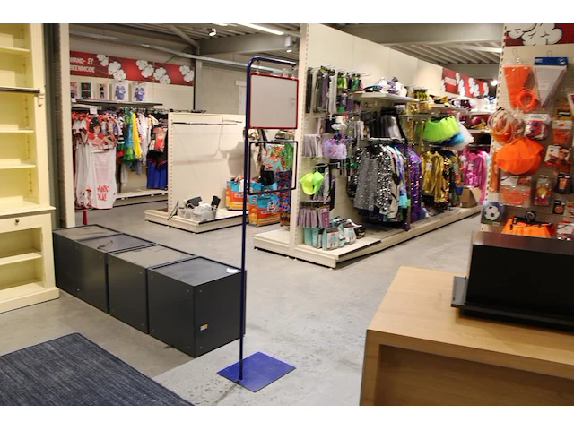 Reclamezuil met twee hangers. hoogte 190 cm - afbeelding 1 van  2