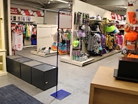 Reclamezuil met twee hangers. hoogte 190 cm