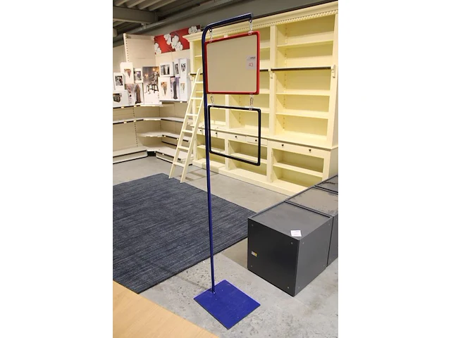 Reclamezuil met twee hangers. hoogte 190 cm - afbeelding 2 van  2