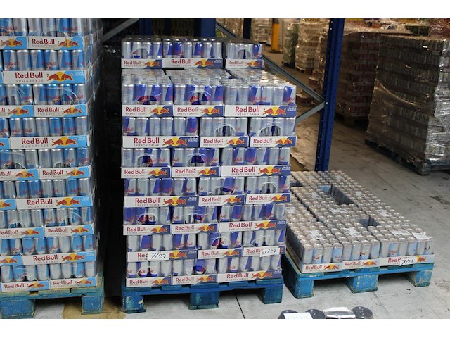 Red bull 2160 blikken met tht 7-2027. bod is inclusief 324 euro statiegeldwaarde - afbeelding 1 van  2