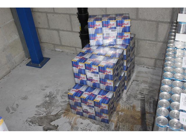 Red bull 240 blikken verpakt per vier met tht 1-2027. bod is inclusief 36,00 euro statiegeldwaarde - afbeelding 1 van  2