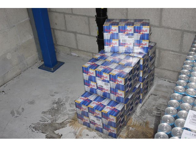 Red bull 240 blikken verpakt per vier met tht 1-2027. bod is inclusief 36,00 euro statiegeldwaarde - afbeelding 1 van  2