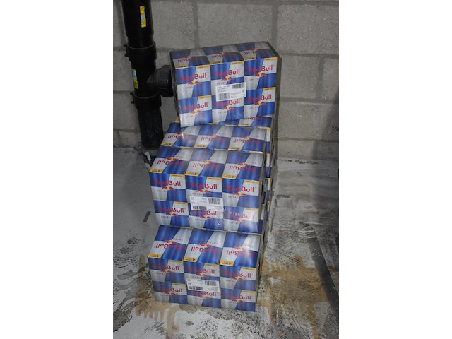 Red bull 240 blikken verpakt per vier met tht 1-2027. bod is inclusief 36,00 euro statiegeldwaarde - afbeelding 2 van  2