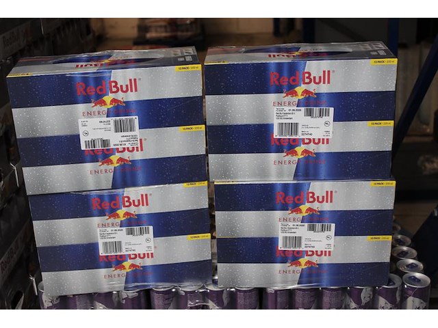 Red bull 96 blikken verpakt per twaalf met tht 6-2026. bod is inclusief 14,40 euro statiegeldwaarde - afbeelding 1 van  1