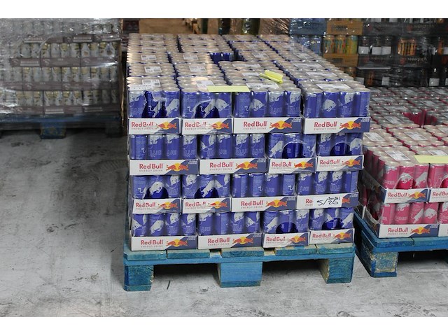 Red bull blue edition bossbessmaak 1152 blikken met tht 5-2026. bod is inclusief 172,80 euro statiegeldwaarde - afbeelding 1 van  2