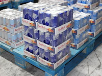 Red bull blue edition bossbessmaak 72 blikken met tht 5-2026. bod is inclusief 10,80 euro statiegeldwaarde - afbeelding 1 van  2