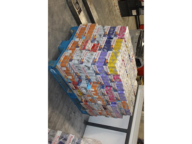 Red bull in diverse smaken op pallet 1272 blikken met tht 2025/2026/2027. bod is inclusief 190,80 euro stat... - afbeelding 1 van  2