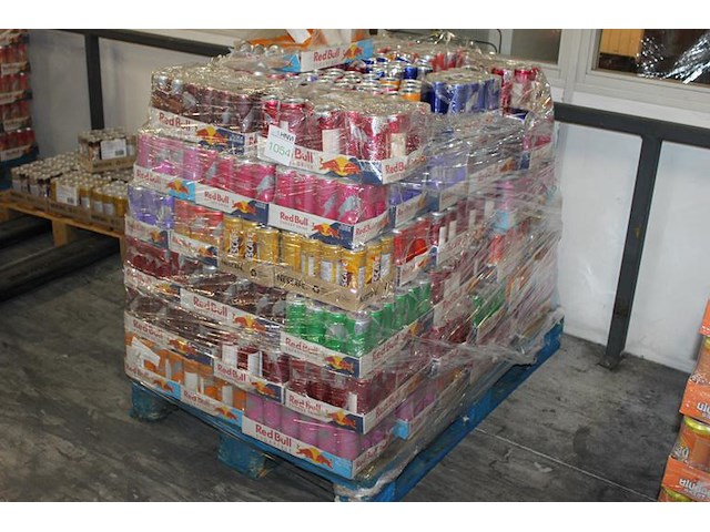 Red bull in diverse smaken op pallet 1680 blikken met tht 2025/2026/2027. bod is inclusief 252,00 euro stat... - afbeelding 1 van  2
