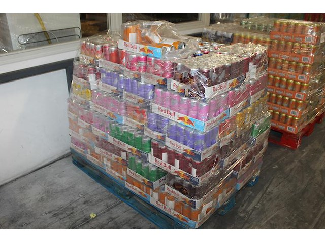 Red bull in diverse smaken op pallet 1680 blikken met tht 2025/2026/2027. bod is inclusief 252,00 euro stat... - afbeelding 2 van  2