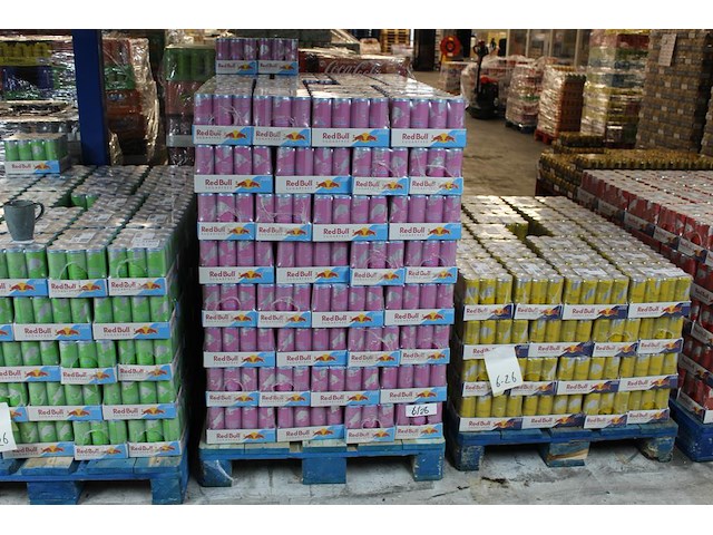 Red bull pink edition bosvruchten 2328 blikken met tht 6-2026. bod is inclusief 349,20 euro statiegeldwaarde - afbeelding 1 van  2