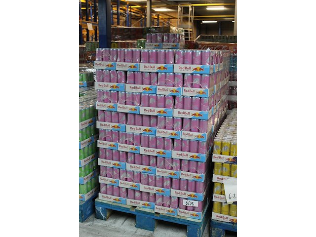 Red bull pink edition bosvruchten 2328 blikken met tht 6-2026. bod is inclusief 349,20 euro statiegeldwaarde - afbeelding 2 van  2
