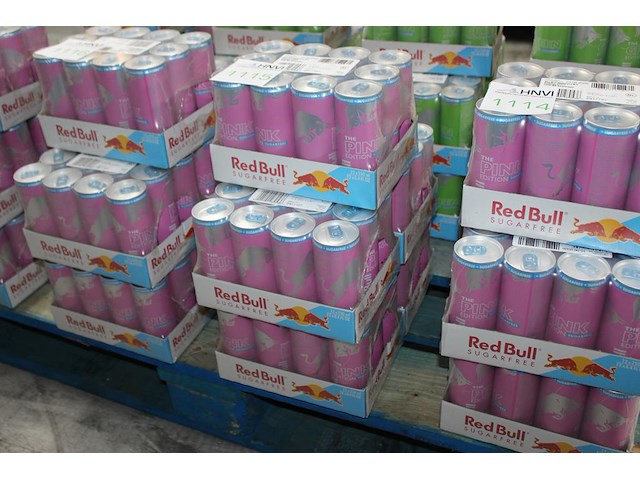 Red bull pink edition bosvruchten 60 blikken met tht 6-2026. bod is inclusief 9,00 euro statiegeldwaarde - afbeelding 1 van  2